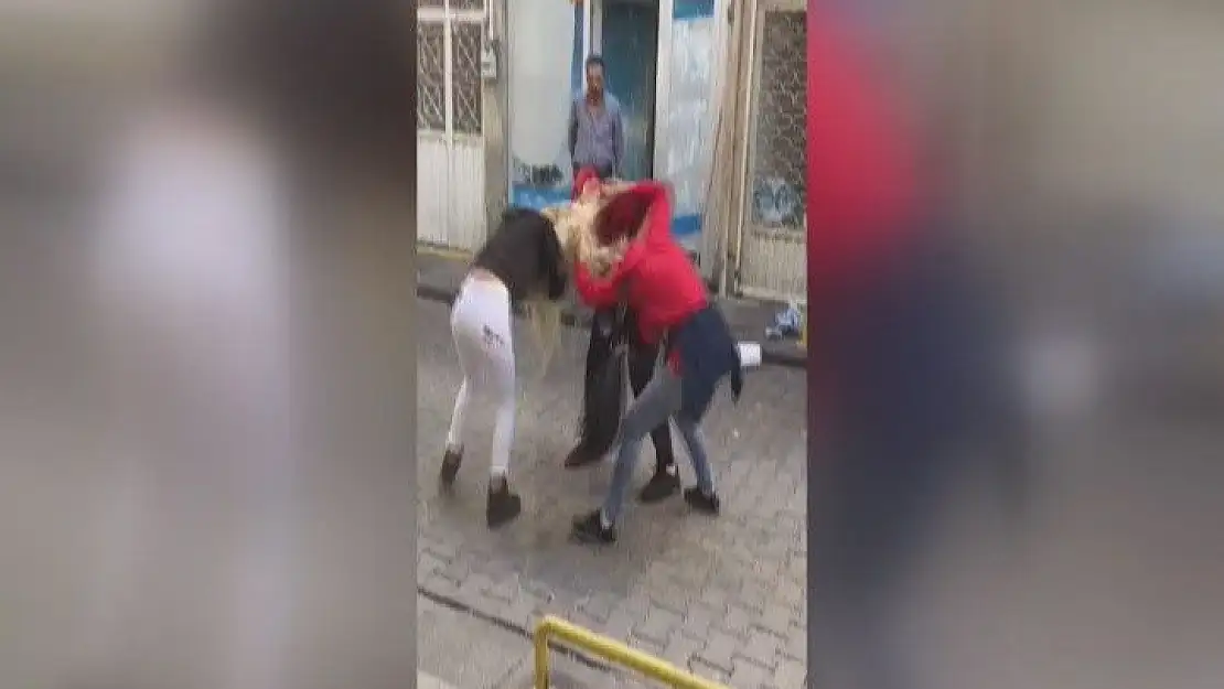 Malatya'da genç kızlar saç saça baş başa kavga etti