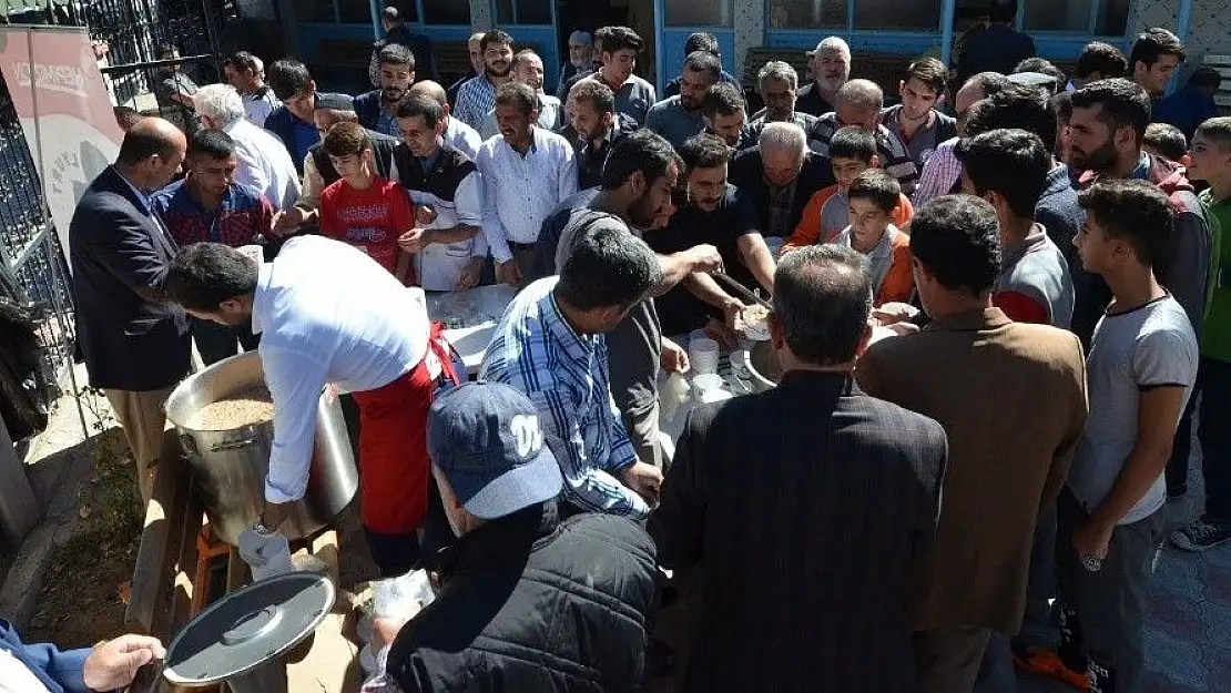'Yeşilyurt Belediyesi´nden 15 bin vatandaşa aşure ikramı'