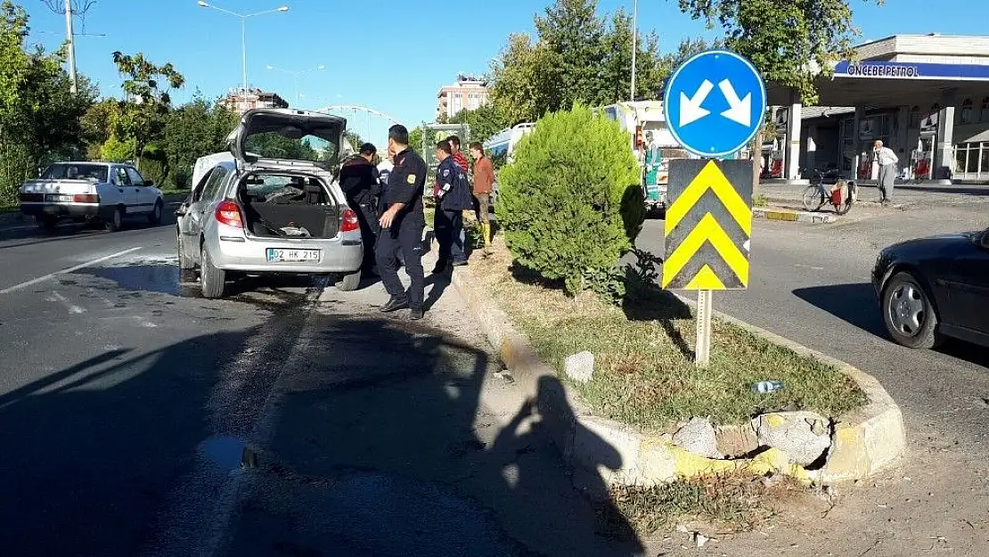 'Otomobil refüje çarptı: 2 yaralı'