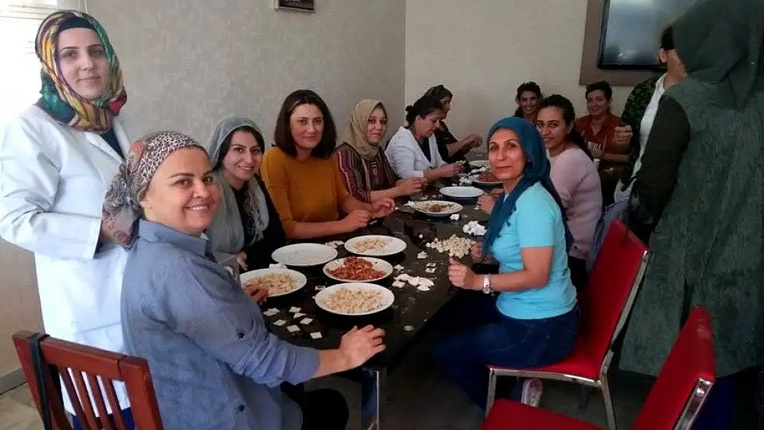 'Dar gelirli öğrenciler için mantı döküldü'