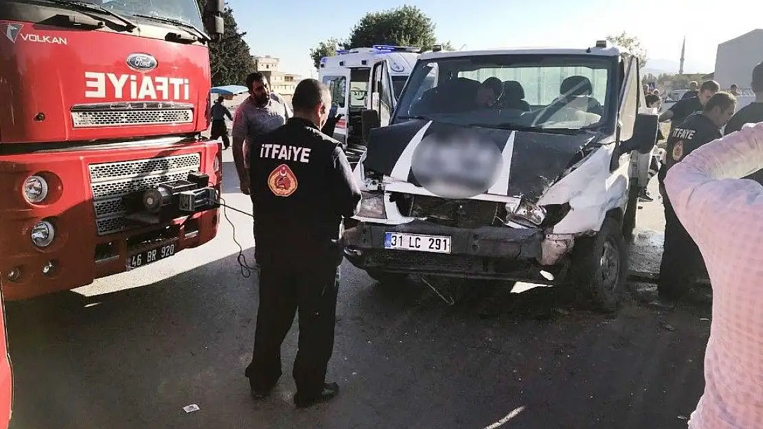 'Kamyonetin çarptığı otomobilden sağ çıktılar'