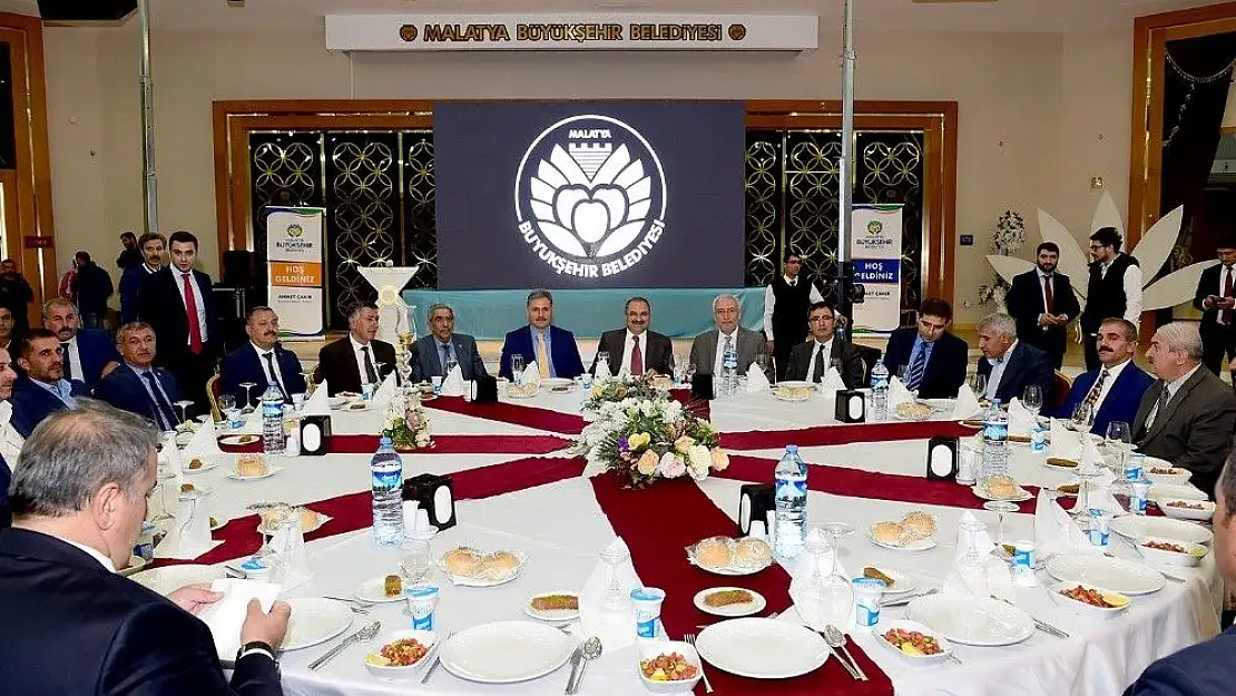 Muhtar yemekte bir araya geldi