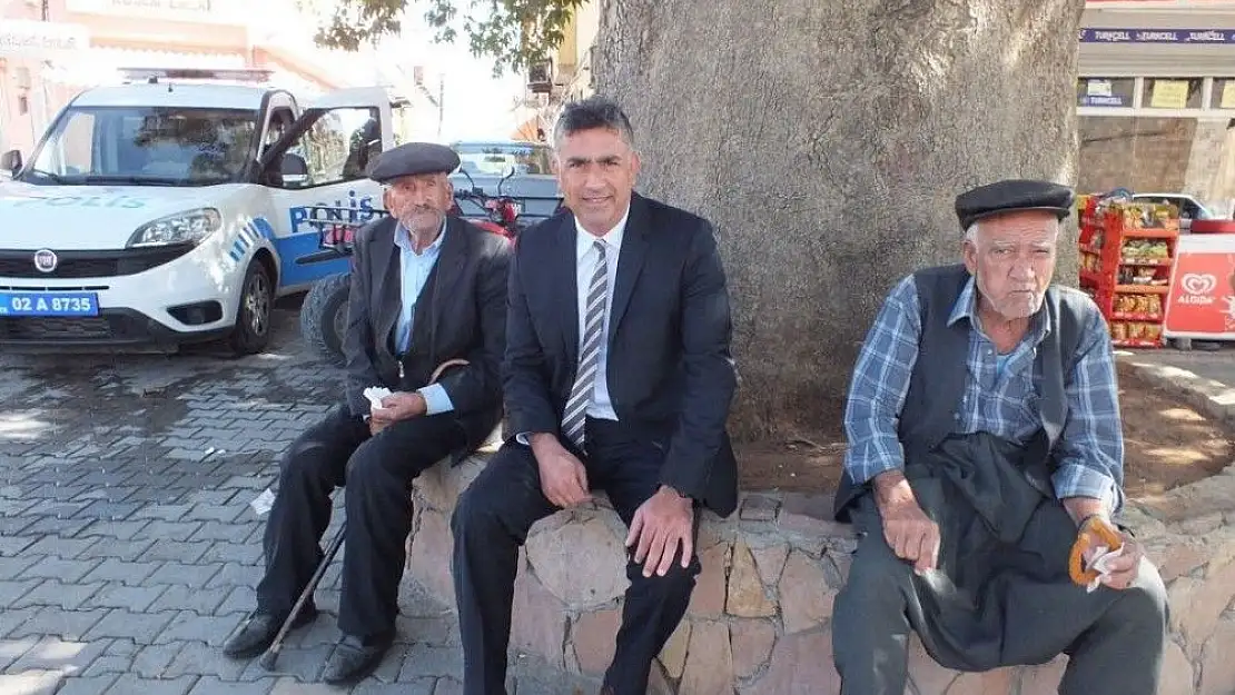 'Emniyet amirinden yaşlı vatandaşa tatlı ikramı'