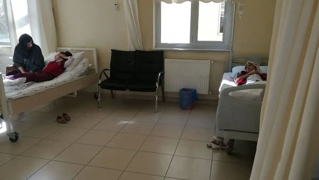'Öğrenci servisi ile otomobil çarpıştı: 12 yaralı'