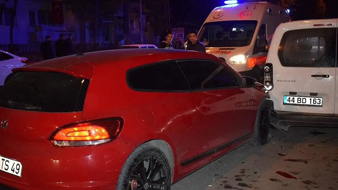 Otomobil park halindeki araçlara çarptı: 1 yaralı