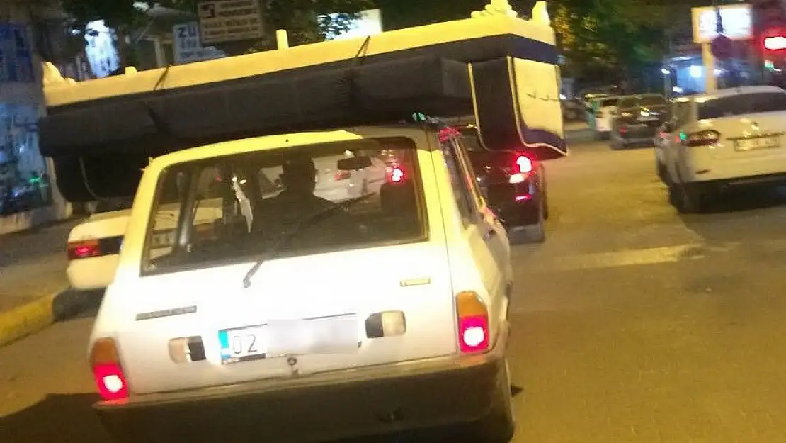 'Üzerindeki çekyatla trafikte seyreden otomobil şaşırttı'