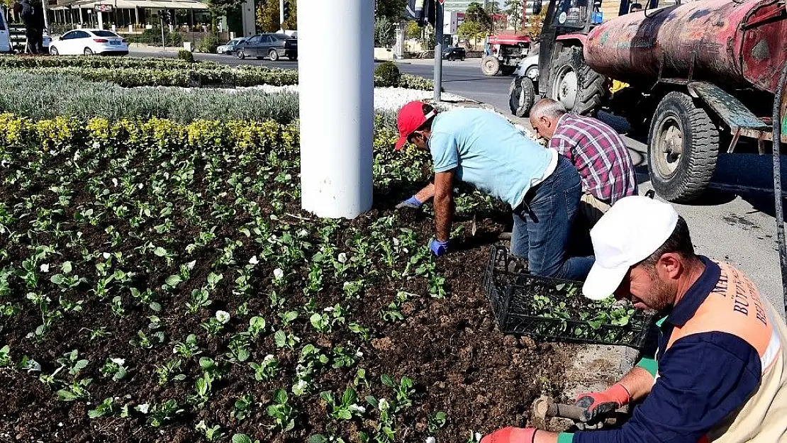 Malatya´nın kavşakları renkleniyor