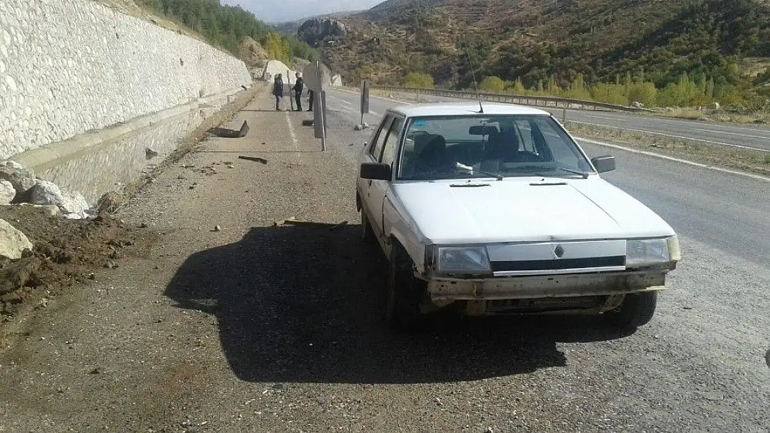 Malatya Karayolunda Otomobil istinat duvarına çarptı