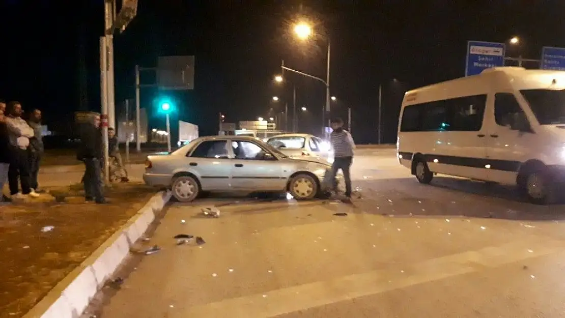 'Hastane kavşağında iki otomobil çarpıştı'