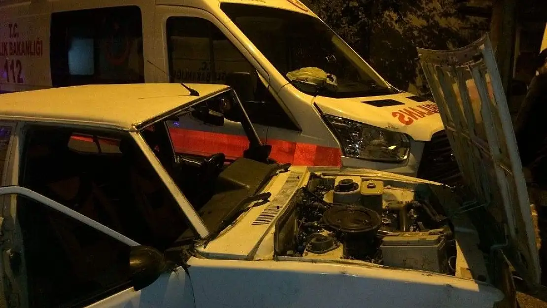'Ambulans ile otomobil çarpıştı: 4 yaralı'