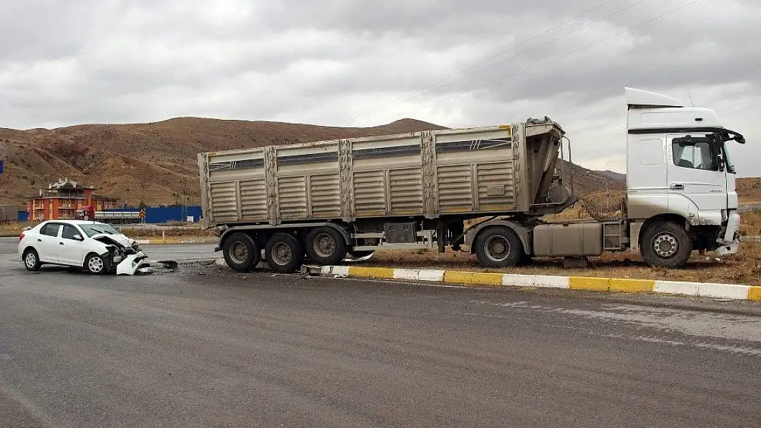 'Sivas´ta tır ile otomobil çarpıştı: 5 yaralı'