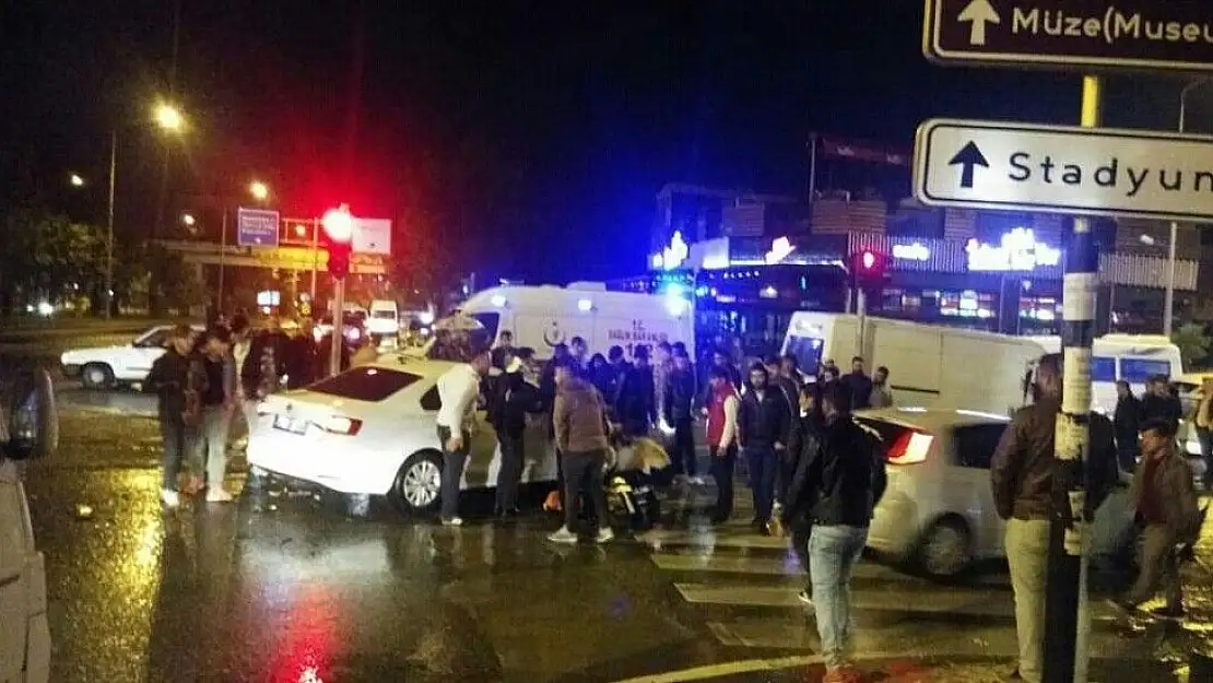 'Otomobille minibüs çarpıştı: 2 yaralı'