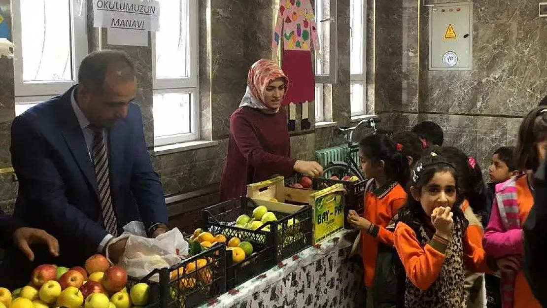 'Öğrencilere okul manavından ücretsiz meyve'