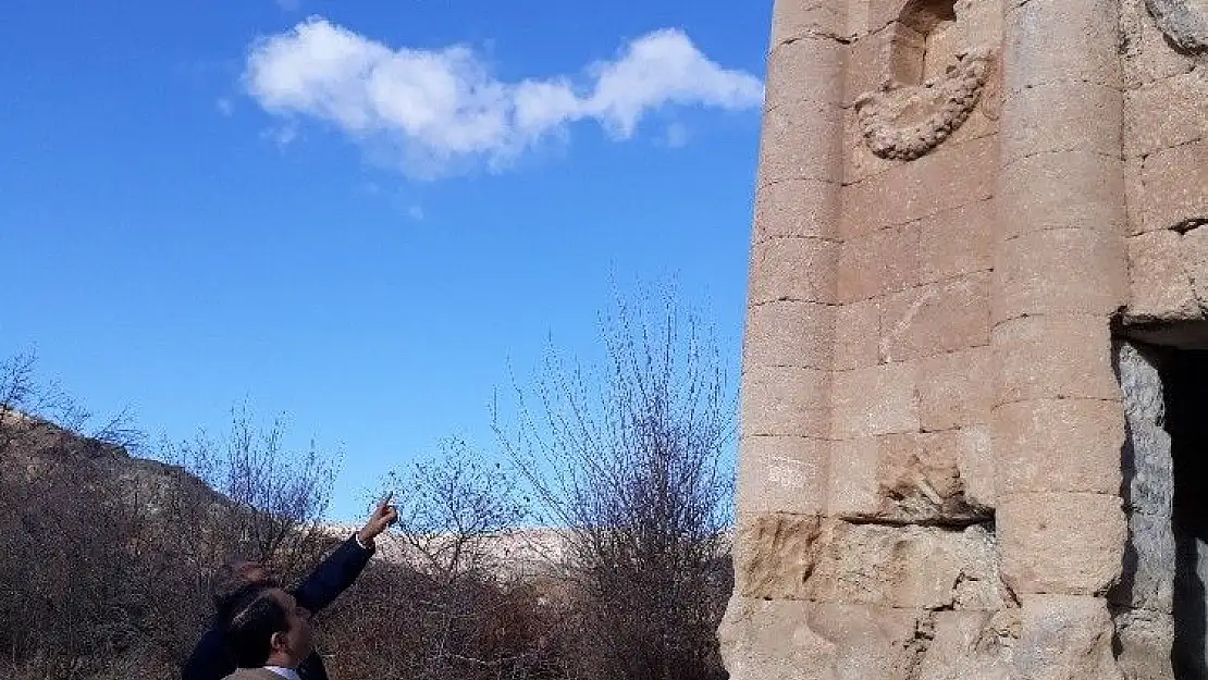 'Kaymakam Zengince tarihi mescitte incelemelerde bulundu'