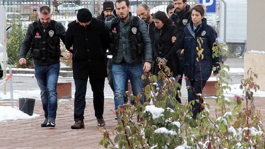 'Uyuşturucu ticareti yapan zanlılar kaçarken yakalandılar'