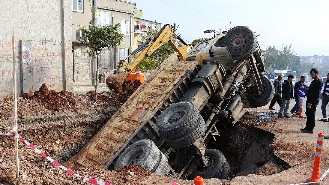 'Kamyon kanalizasyon çukuruna düştü'