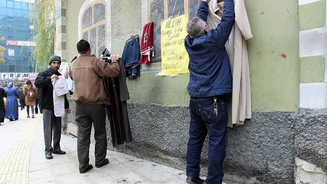 'Büfecinin başlattığı ´Askıda Kıyafet´ kampanyası büyük ilgi görüyor'