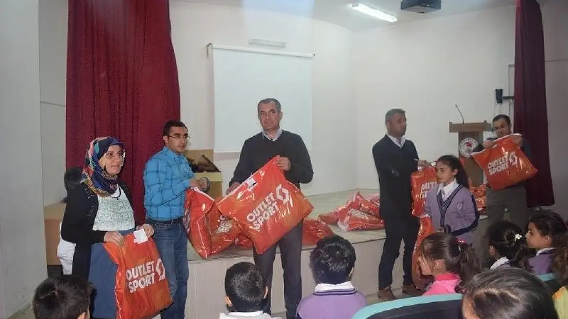 'İlkokul öğrencilerine mont yardımı yapıldı'