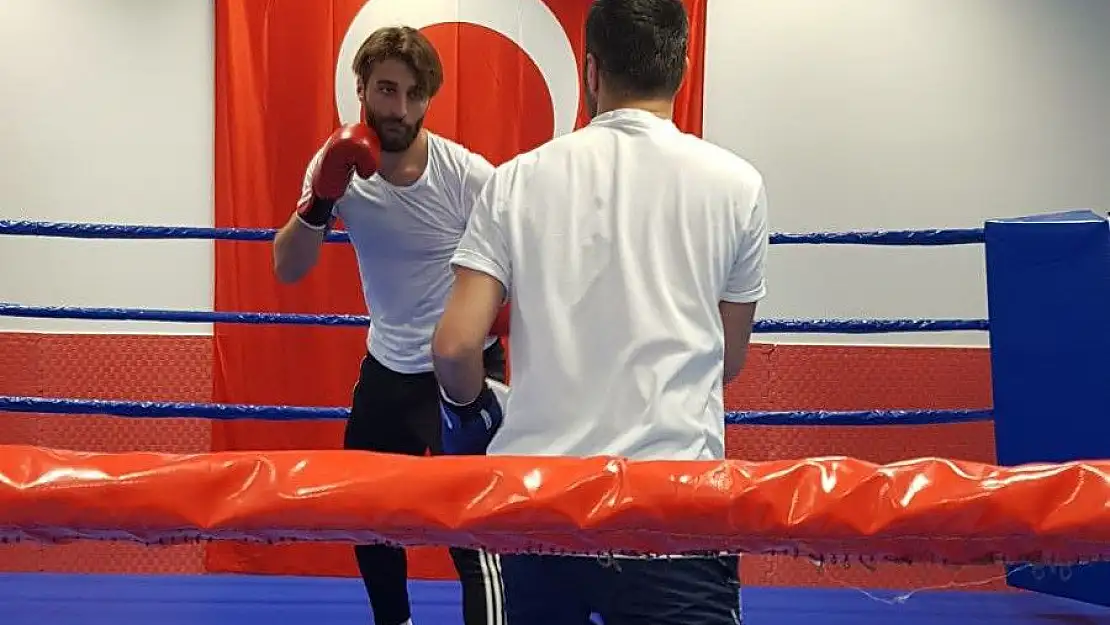 'Elazığsporlu Alpaslan ile milli boksör Yakup Kılıç, ringde karşılaştı'