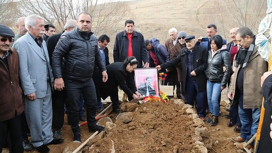 'Halk ozanı Kızıltuğ son yolculuğuna uğurlandı'
