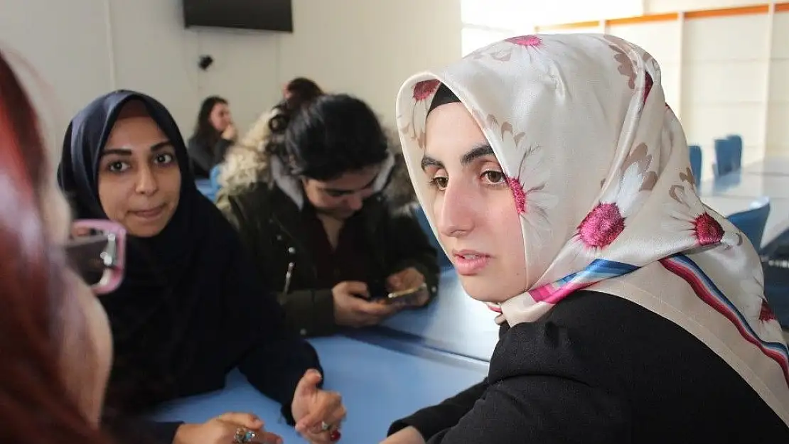 'Görme engeli üniversite öğrencisinin okuma azmi'