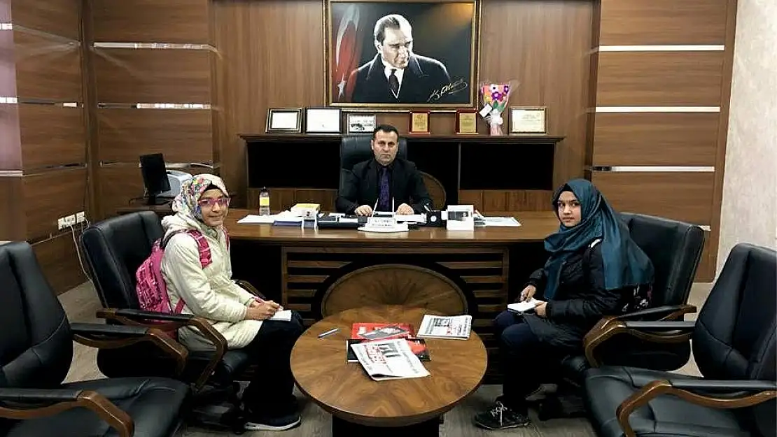 'Ortaokulu öğrencileri Müdür Tünçmen ile röportaj yaptı'