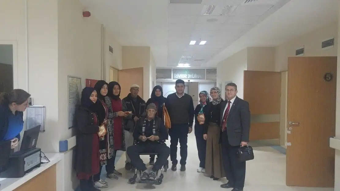 'Öğrencilerden yaşlı hastalara ziyaret'
