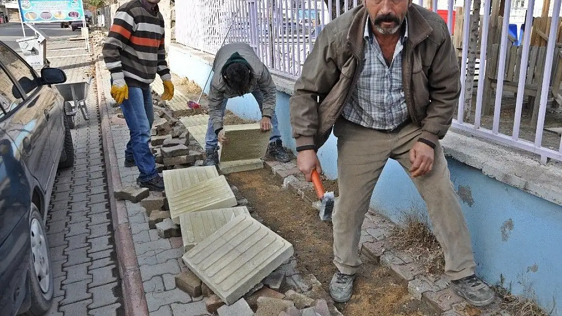 'Gölbaşı ilçesinde görme engelliler için kaldırımlara iz yolu yapılıyor'