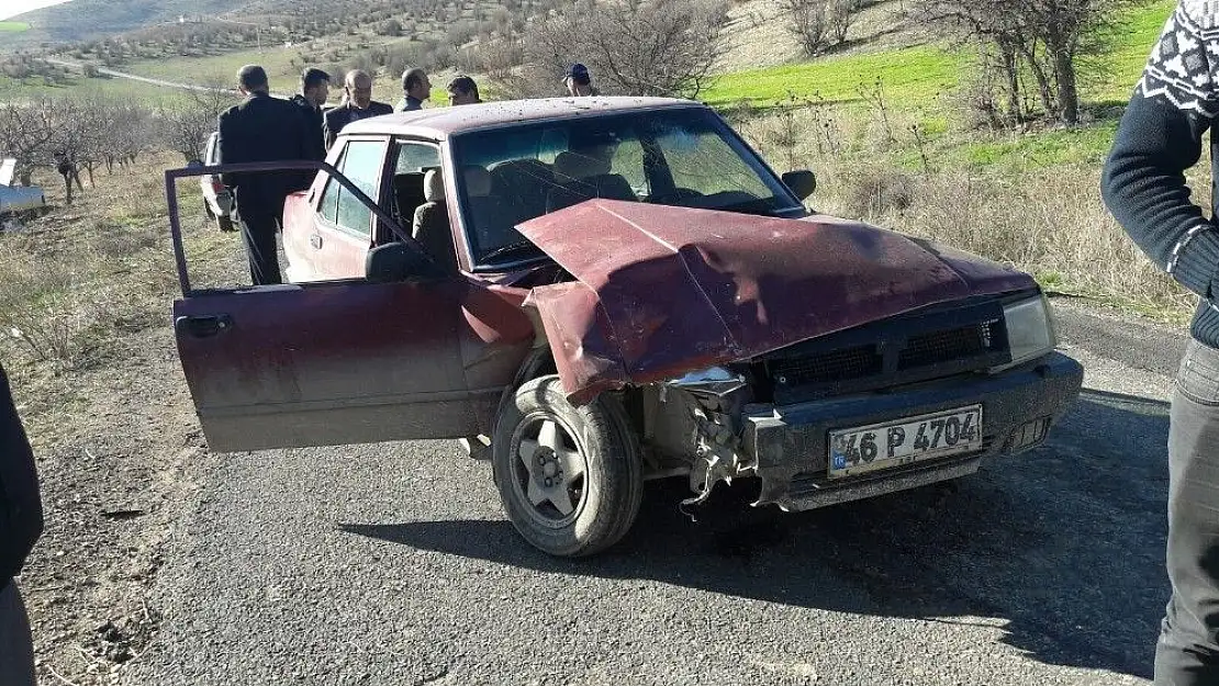 'İki otomobil çarpıştı: 2 yaralı'