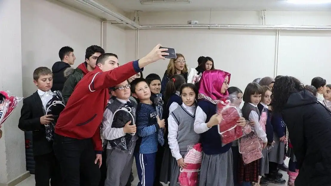 'Öğrenciler köy çocuklarını sevindirdi'