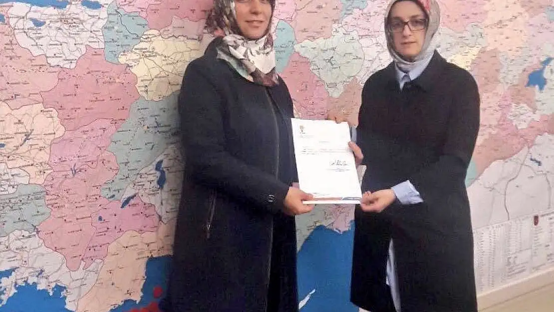 'AK Parti Besni Kadın Kolları Başkanı Semiz mazbatasını aldı'