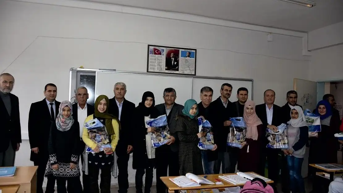 'Bin öğrenciye  6 bin yardımcı ders kitabı dağıtıldı'