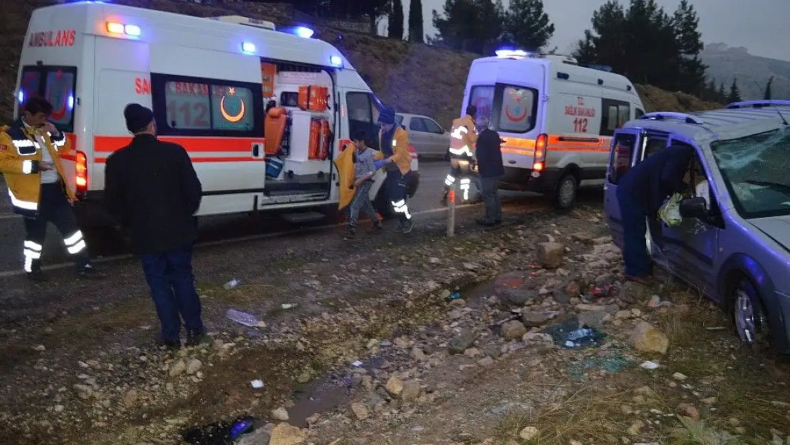 'Hafif ticari araç takla attı:  3 yaralı'