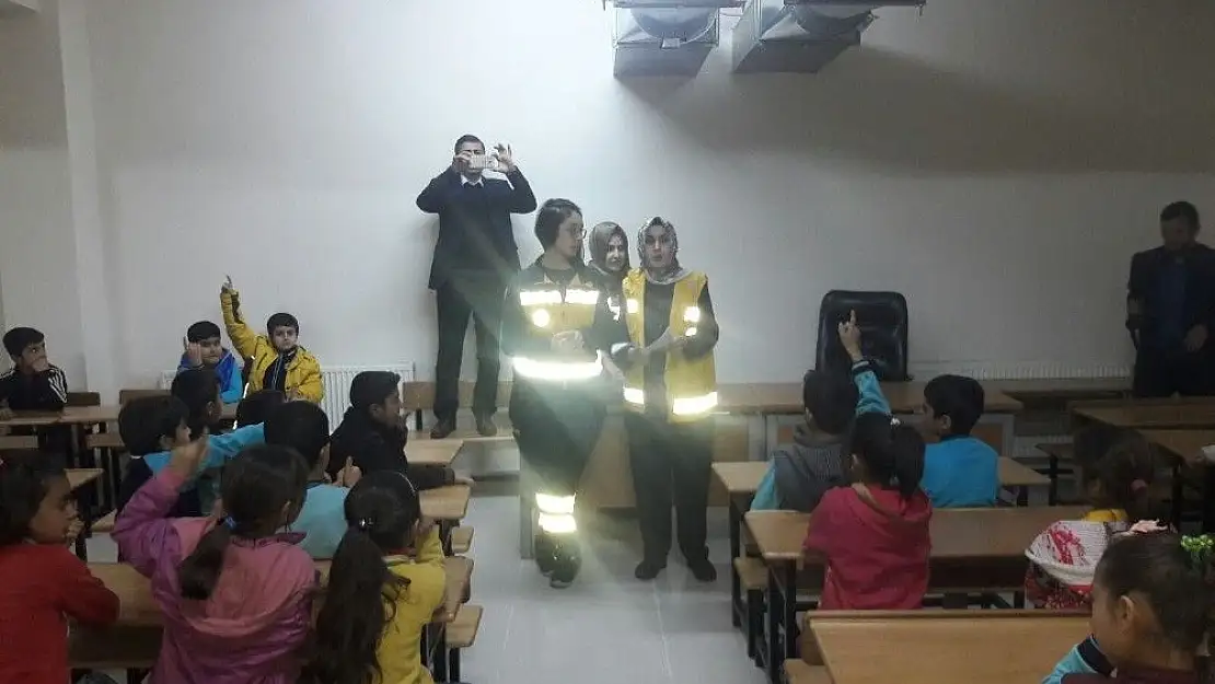 'İlkokulu öğrencilerine `Yaşama yol ver´ projesi anlatıldı'