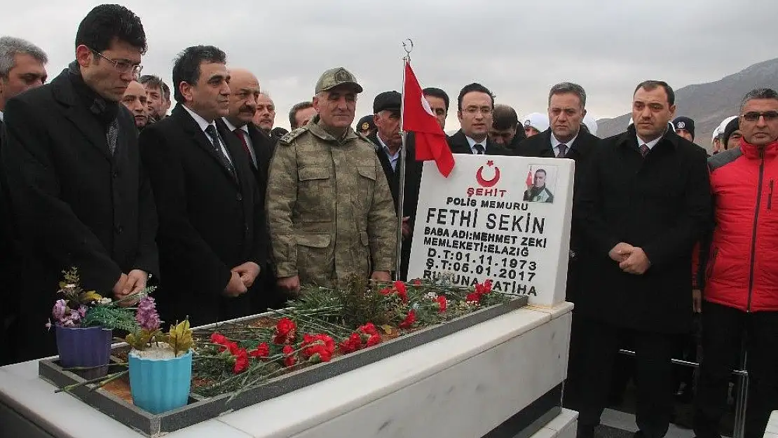 'Kahramanca şehit düşen Fethi Sekin kabri başında anıldı'