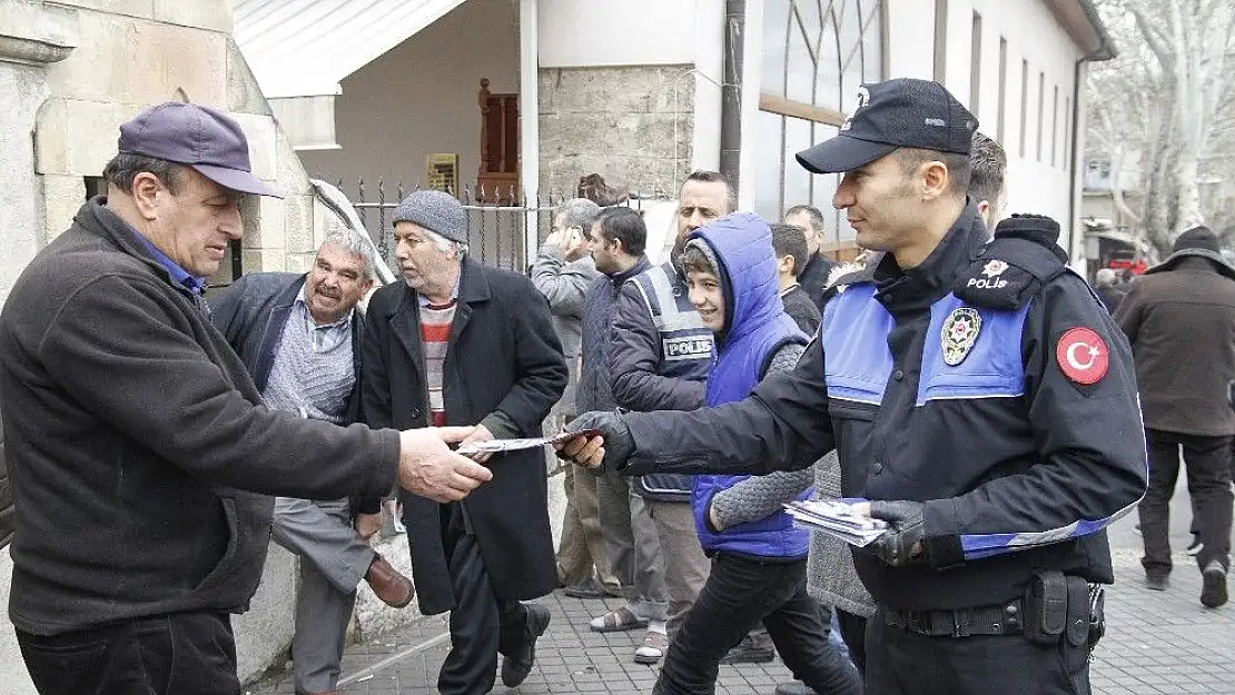 'Kahramanmaraş polisi Cuma namazı çıkışı broşür dağıttı'