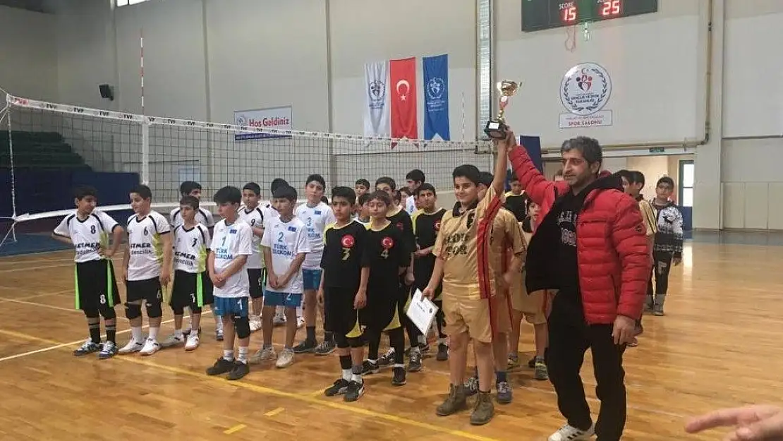 'Mini Voleybol Turnuvasının şampiyonu Yavuz Selim Ortaokulu oldu'