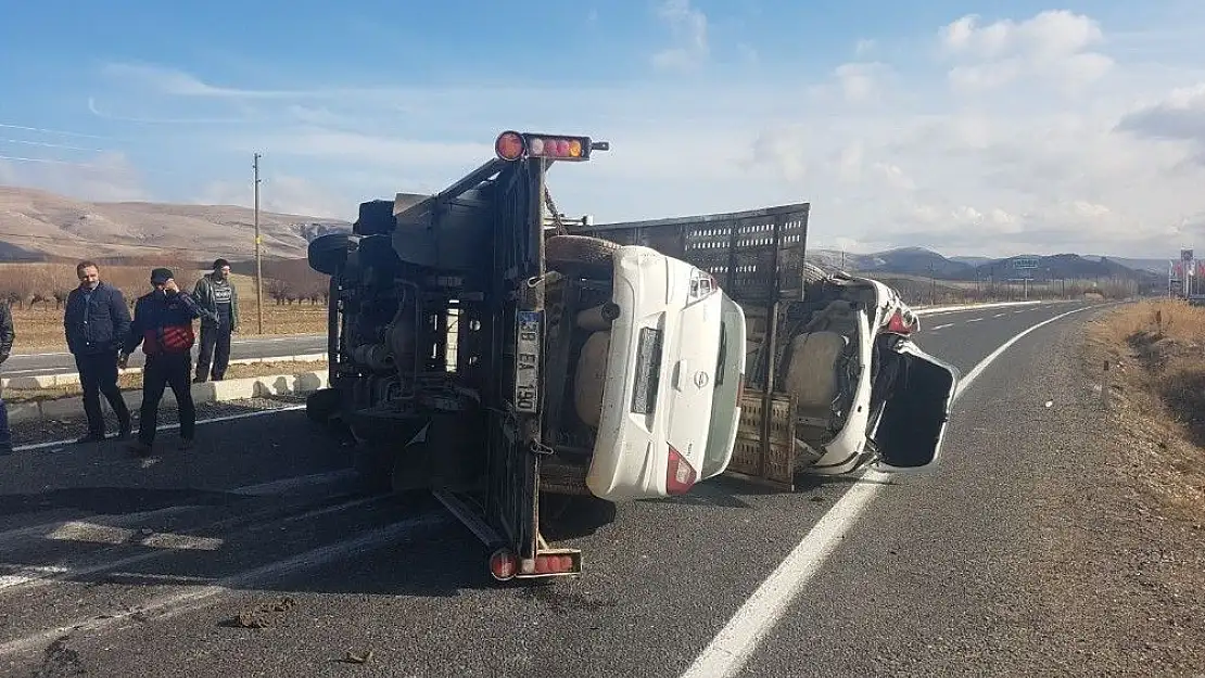 'Çekici kasasındaki araçla devrildi'