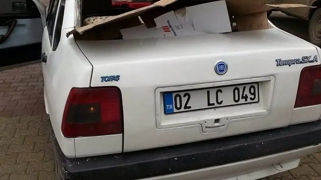 'Otomobilin arka camını çaldılar'