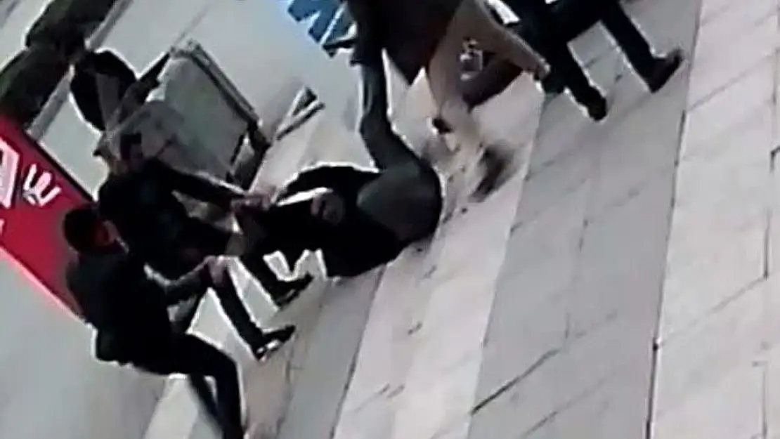'22 bıçak darbesiyle öldürdüler, o anlar kamerada'