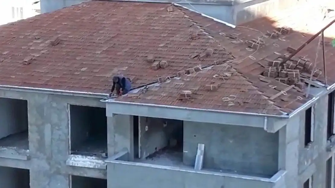 'İşçilerin metrelerce yüksekte tedbirsiz çalışması kamerada'