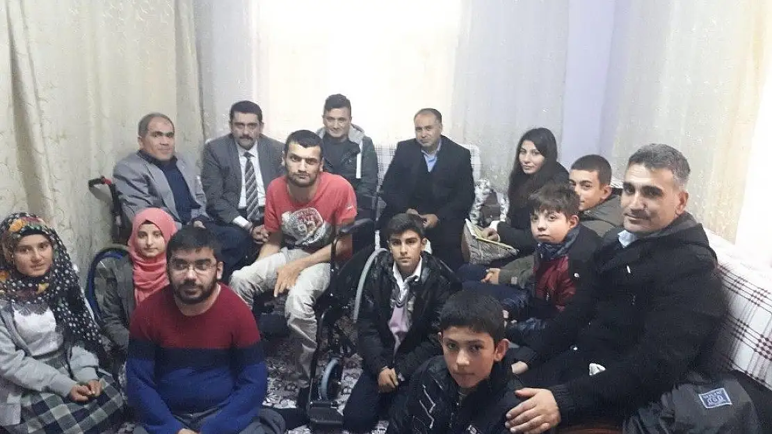 'Besni ilçesinde tekerlekli sandalye dağıtımına başlandı'
