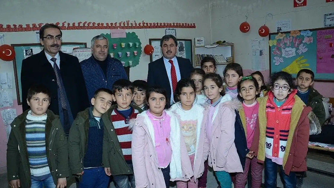 Darende Belediyesi´nden öğrencilere mont yardımı sürüyor