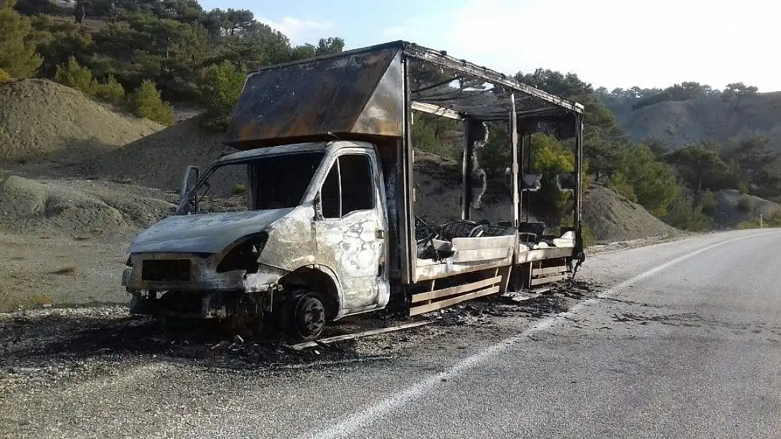 'Ev malzemeleri yüklü kamyonet yandı'