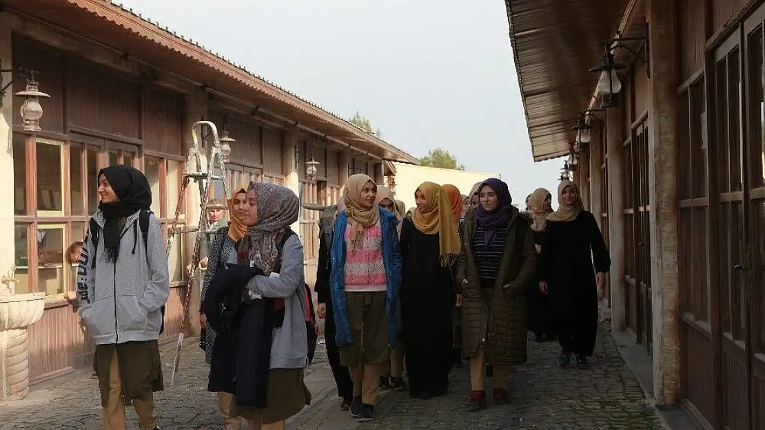 'Kız öğrenciler Adıyaman Üniversitesini gezdi'