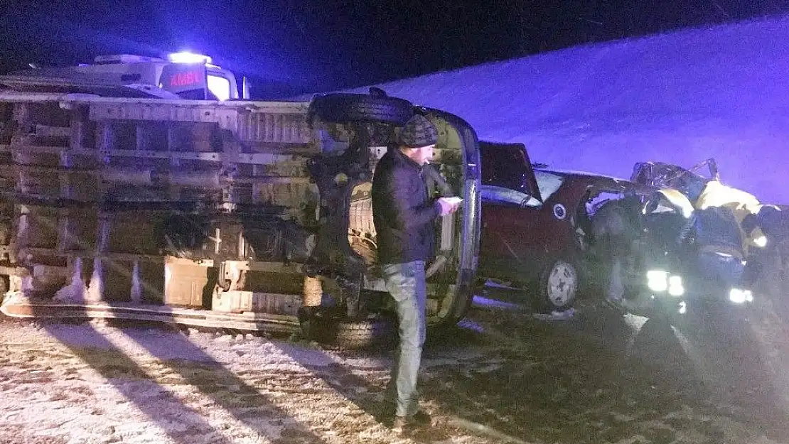 Otomobil ile işçileri taşıyan minibüs çarpıştı: 16 yaralı