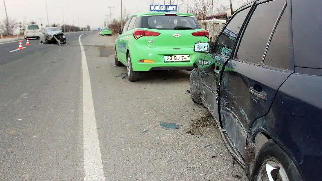'Park halindeki 3 araca çarptı: 2 yaralı'