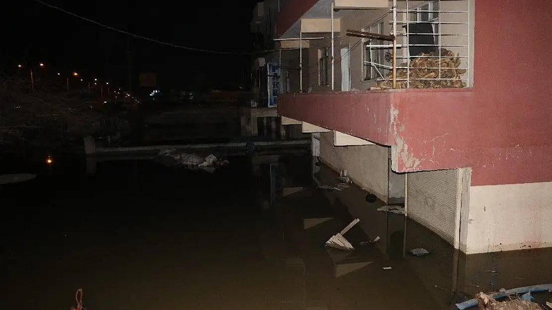 'Kanalizasyon borusu patladı ev ve iş yerleri su bastı'