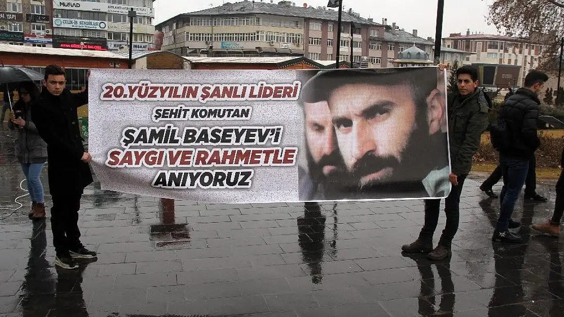 'Basayev´i yağmur altında anıldı'
