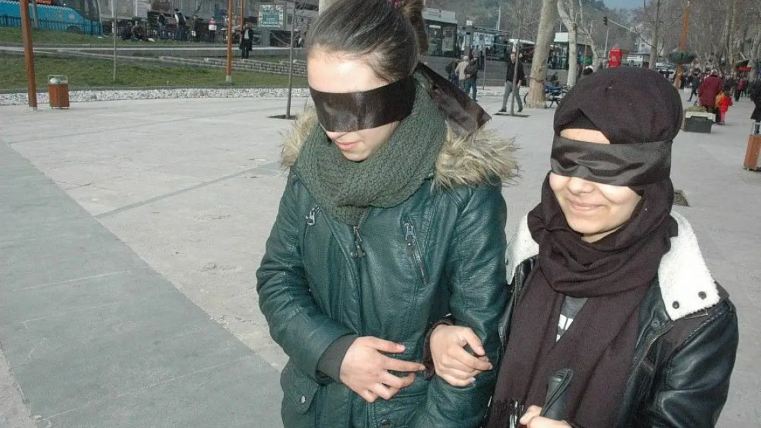 'Gözlerini bağlayıp sokakta yürüdüler'